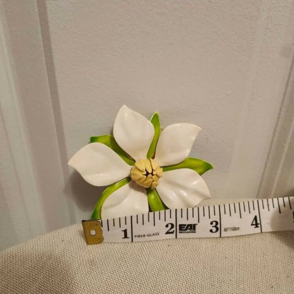 Vintage Sarah Coventry "Polynesian" Enamel Flower Brooch Pin (1967) - Picture 9 of 9